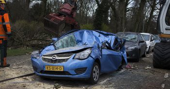 Bomen vallen op auto’s aan de Mauritsweg in Dordrecht