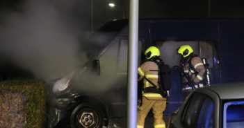 Bedrijfsbussen in brand aan de Anna van Saksenstraat in Dordrecht