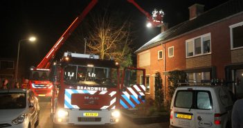 Brandweer blust schoorsteenbrand in Alblasserdam