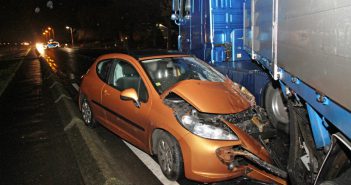 Automobiliste botst tegen zijkant van vrachtwagen op Middenpolderweg