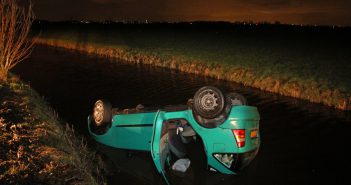 Auto op z’n kop in sloot bij Bleskensgraaf