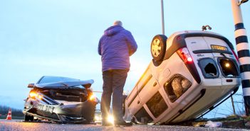 Auto slaat over de kop na aanrijding in Alblasserdam