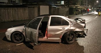 Auto crasht in Alblasserdam; vijf voertuigen beschadigd