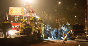 Auto slaat over de kop op Oranjelaan in Dordrecht; vrouw bekneld