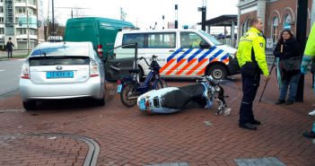 Scooter- en bromerrijder botsen in Dordrecht