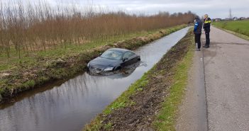 Auto te water langs Wijngaardseweg in Bleskensgraaf