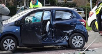 Onverzekerde Pool zonder rijbewijs gaat er vandoor na botsing in Dordrecht