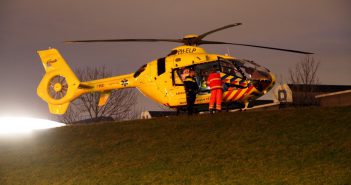 Traumahelikopter landt in Alblasserdam voor bevalling in ambulance