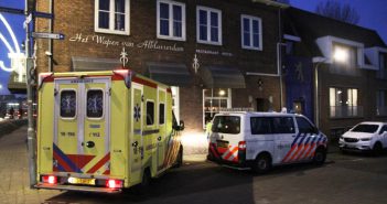 Fietser aangereden door auto op Dam in Alblasserdam