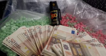 Drugs, vals geld en cash in auto’s; twee Dordtenaren aangehouden