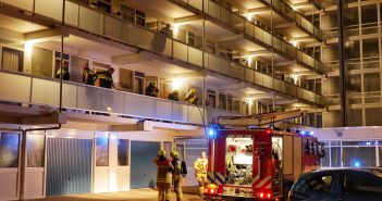 Brandweer blust brand in Sliedrechtse Tuinfluiterflat na vlam in de pan