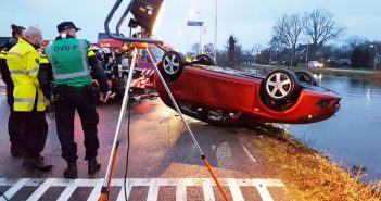 Criminelen te water in Bleskensgraaf; politie houdt drietal na urenlange zoektocht aan