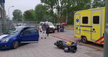 Auto en scooter botsen in Dordrecht