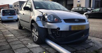 Vrachtwagenchauffeur botst tegen geparkeerde auto’s in Hendrik-Ido-Ambacht
