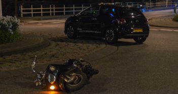Scooterrijder gaat onderuit op rotonde in Gorinchem