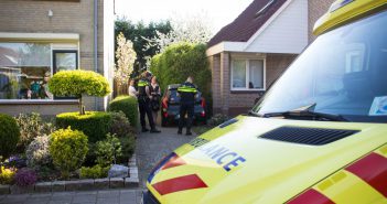 Auto knalt tegen woning in Hoogblokland