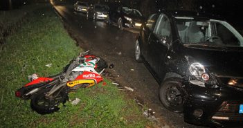 Jongen en meisje botsen tegen wegrijdende auto in Alblasserdam