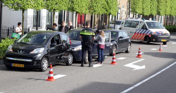 Drie auto’s botsen op elkaar op Dam in Alblasserdam