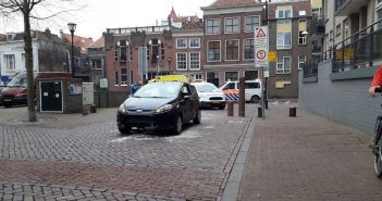 Automobilist rijdt op poller in Dordrecht