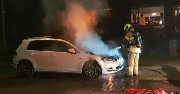 Auto in brand aan de Halleyweg in Dordrecht