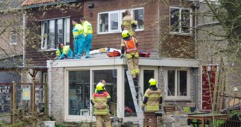Man valt van dak in Dordrecht