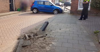 Vrouw rijdt tegen paaltje en komt tegen lantaarnpaal tot stilstand in Oud-Alblas