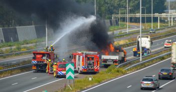 A15 dicht na vrachtwagenbrand bij Gorinchem