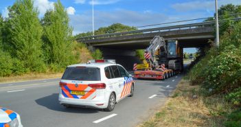 Vrachtwagen rijdt zich klem onder viaduct A15 in Gorinchem