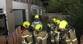 Brandweer rukt uit voor schuttingbrand in Zeelt in Alblasserdam