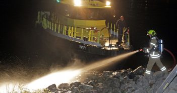 Rijkswaterstaat ontdekt bermbrand langs rivier bij Alblasserdam