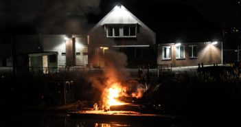 Graafmachine in brand op ponton in Dordrecht