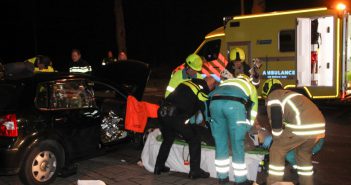 Brandweer bevrijdt vrouw uit auto na ongeval in Dordrecht