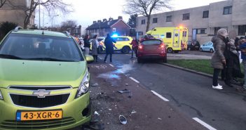 Auto ramt geparkeerde auto’s in Dordrecht; bestuurster onwel
