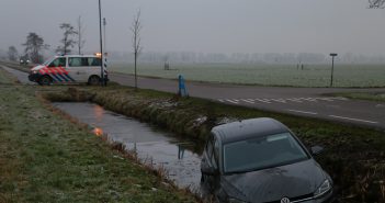 Auto te water na uitwijken voor zwaan