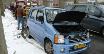 Kleine brand onder motorkap van auto in Dordrecht