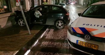 Automobilist rijdt tegen bibliotheek in Dordrecht