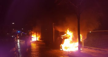 Brandstichting in Dordrecht; twee vrachtwagentjes afgebrand