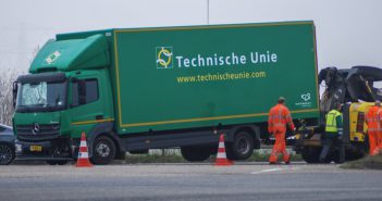 Vrachtwagen botst op auto op de N3 bij Dordrecht