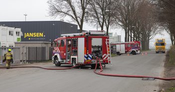 Brand in berg isolatiemateriaal bij bedrijf in Dordrecht