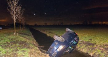 Man onder invloed van alcohol belandt met auto in sloot langs N214