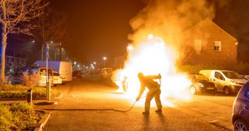 Auto in Alblasserdam brandt volledig uit; mogelijk brandstichting