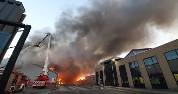 Grote brand bij recyclingbedrijf in Dordrecht