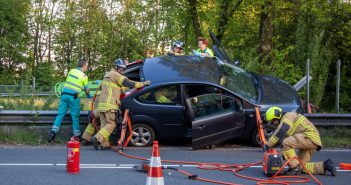 Automobilist belandt op vangrail langs de A16 bij Dordrecht