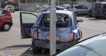 Auto’s botsen op industrieterrein in Dordrecht
