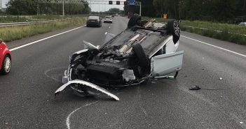 Auto slaat over de kop op A16 bij Dordrecht