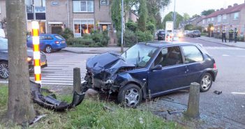 Man botst tegen auto en boom in Nieuw-Lekkerland