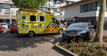 Oudere man rijdt groenstrook bij Dordts winkelcentrum in