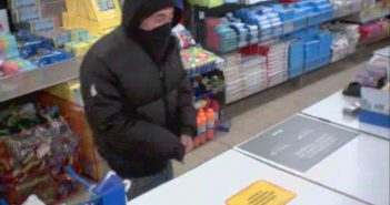 Politie toont foto’s van overvaller Zeeman in Dordrecht