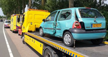 Zwangere vrouw tolt met auto over A15 na botsing met vrachtwagen