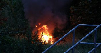 Scooter in brand langs de Weeskinderendijk in Dordrecht